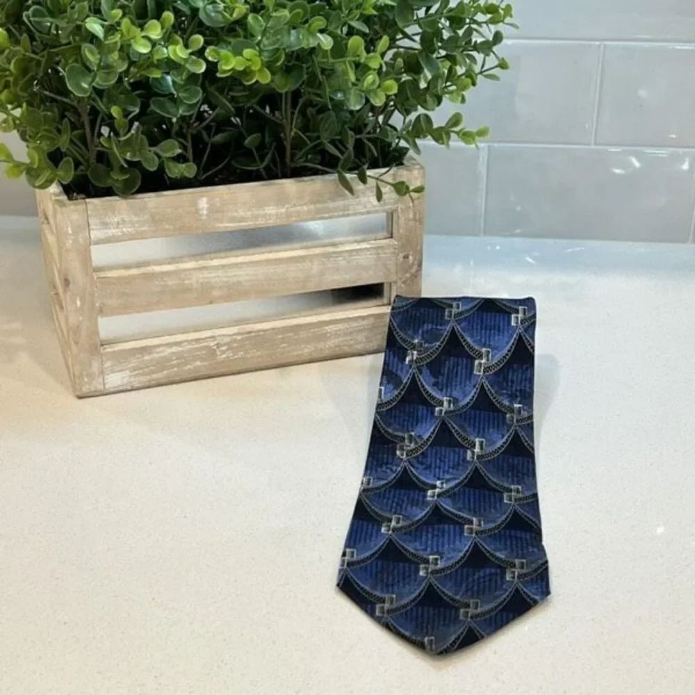 J. Ferrar Men's Classic Geometric Scallop Print Italy Silk Necktie Blue